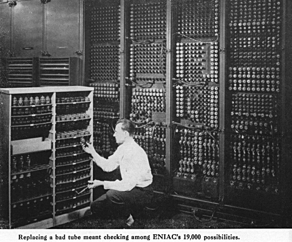 Techniker tauscht eine Röhre am ENIAC