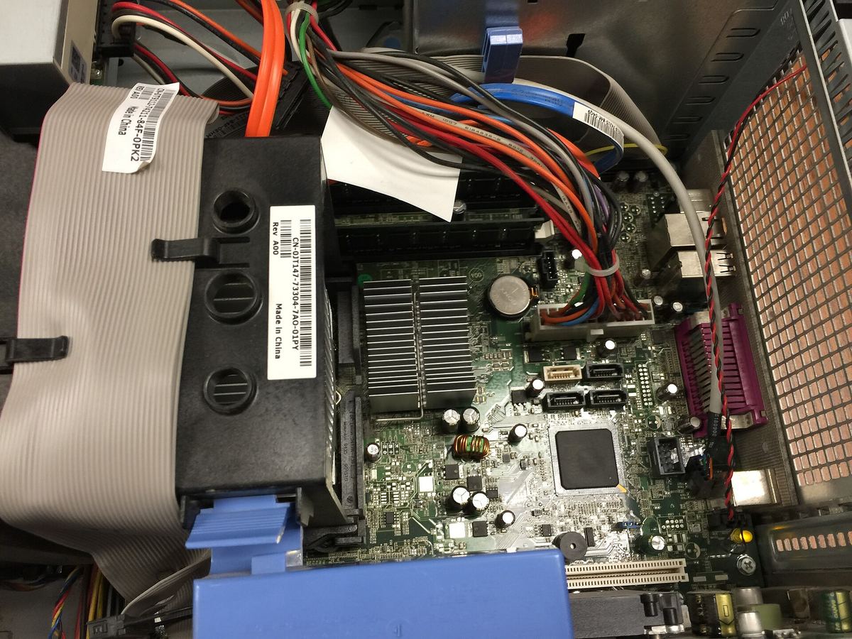 Hauptplatine eines PCs mit Prozessorsockel, Speicherbänken und Steckplätzen