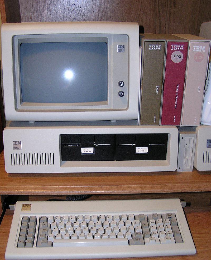 IBM Personal Computer 5150 mit Monitor und Tastatur