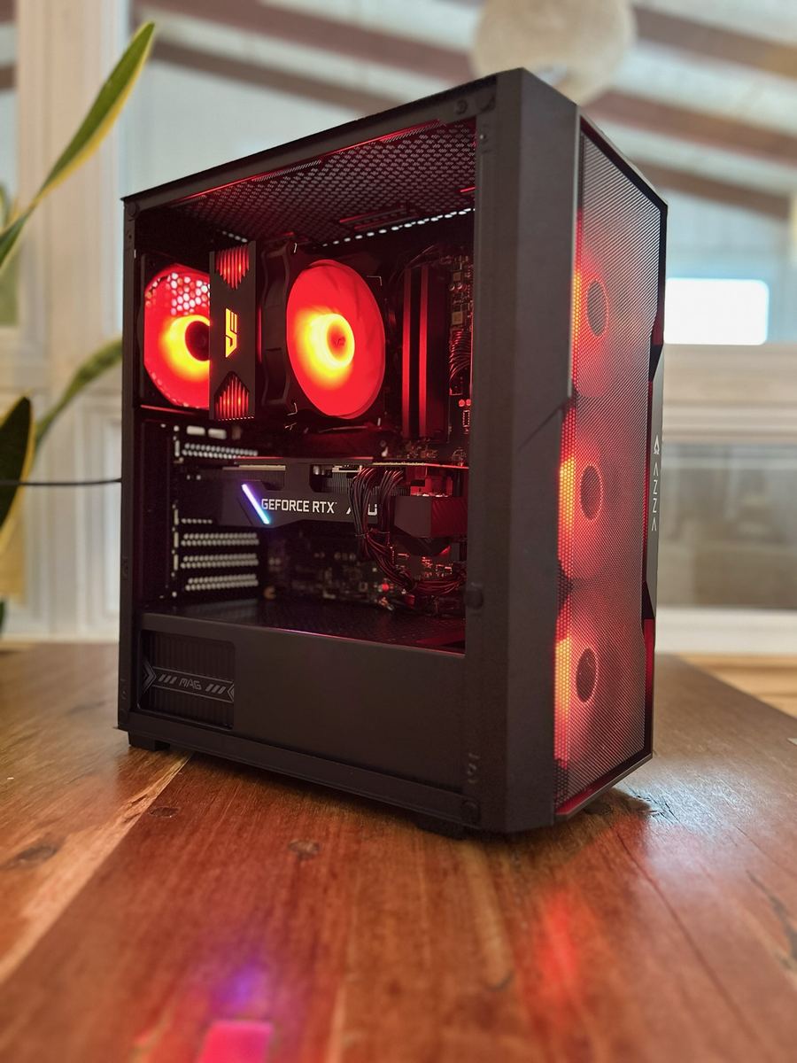 Geöffnetes PC-Gehäuse mit eingebauter Hauptplatine, Kühler und Grafikkarte
