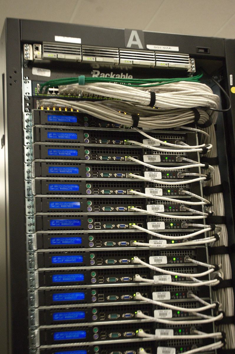 Rückseite eines Serverschranks mit vielen Netzwerkkabeln