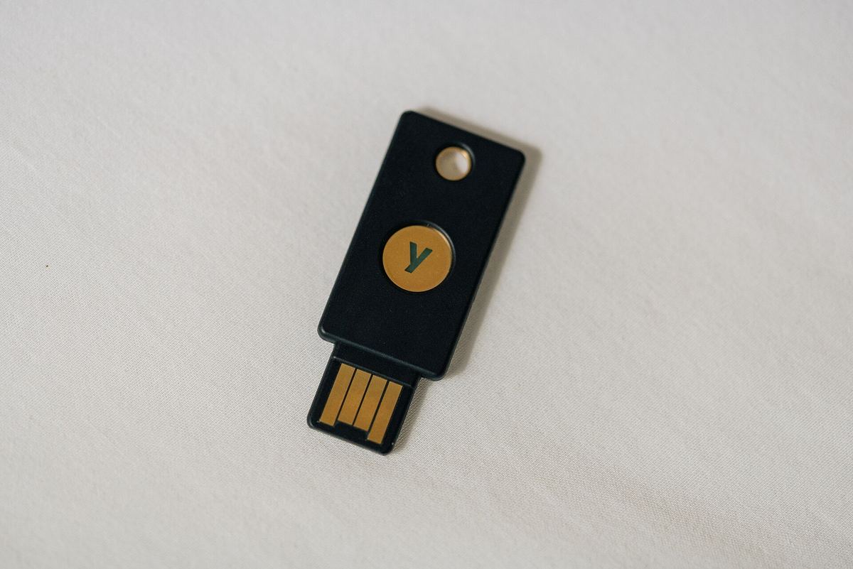 USB-Sicherheitsschlüssel für die Zwei-Faktor-Anmeldung an einem Schlüsselbund