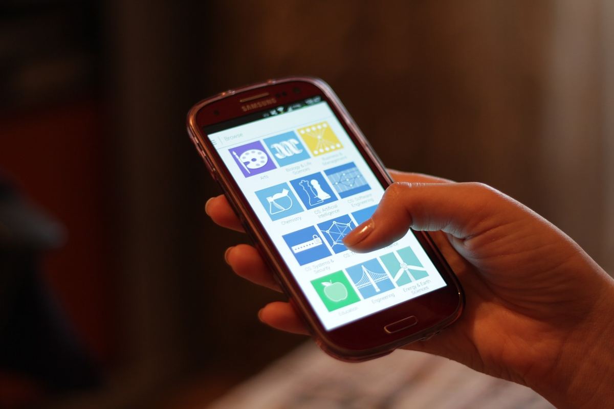 Hände halten ein Smartphone