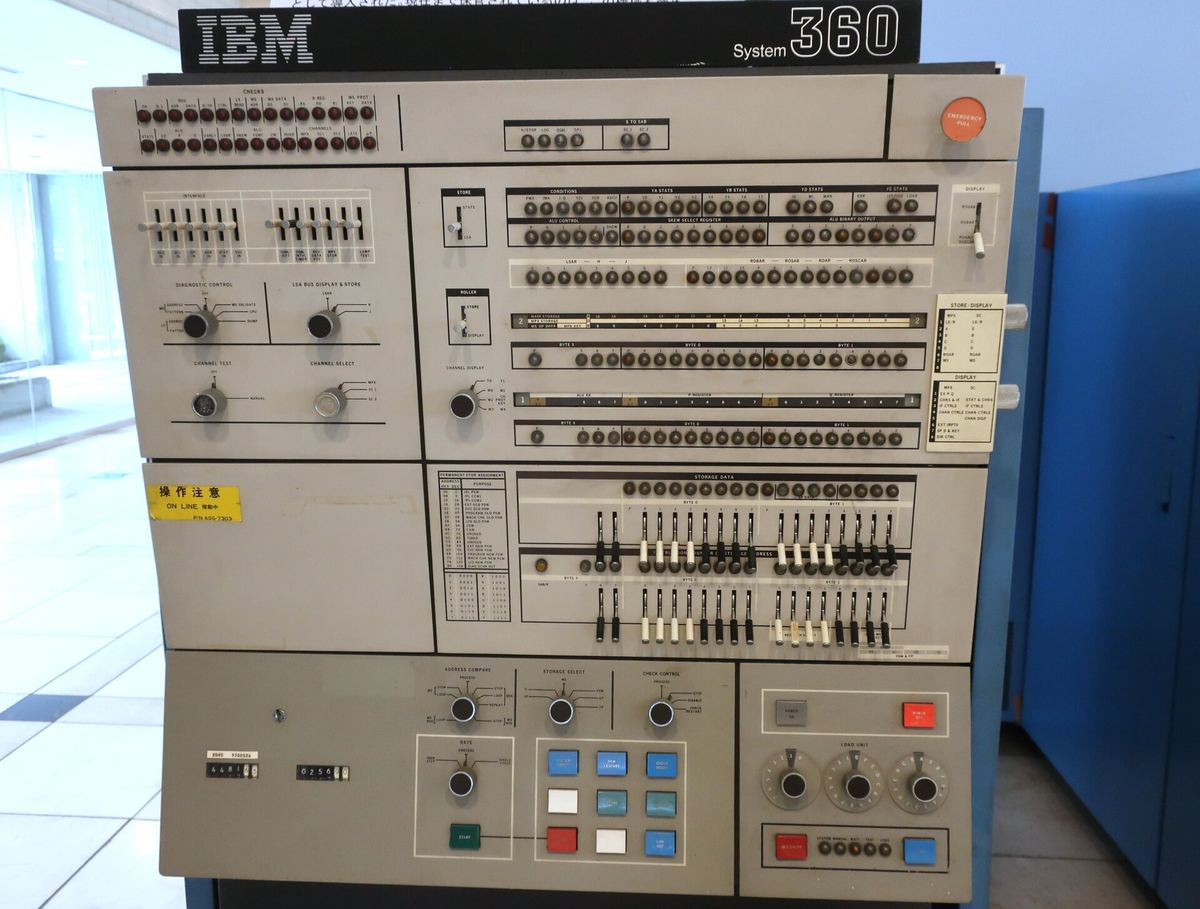 Bedienfeld eines IBM System/360 Modell 40 mit vielen Schaltern und Lampen